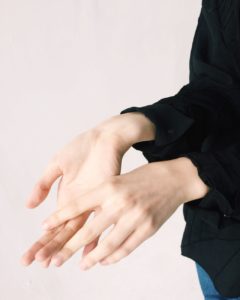 女性の手